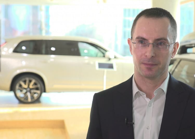 Mężczyzna w garniturze i okularach rozmawiający o Volvo XC90