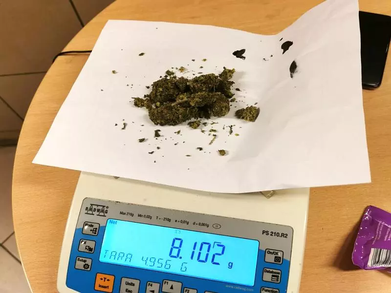 Marihuana ważąca 8,102 grama na wadze cyfrowej