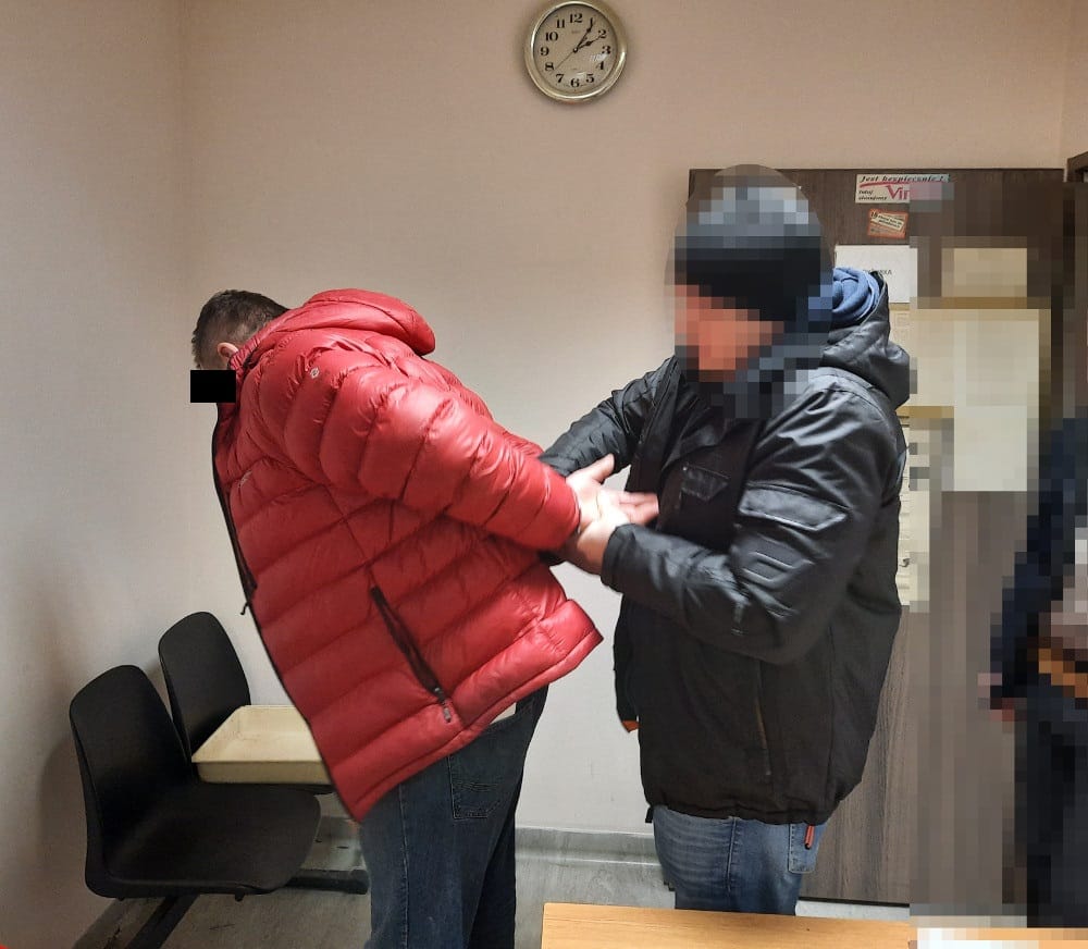 Policjanci zatrzymują podejrzanego na posterunku policji